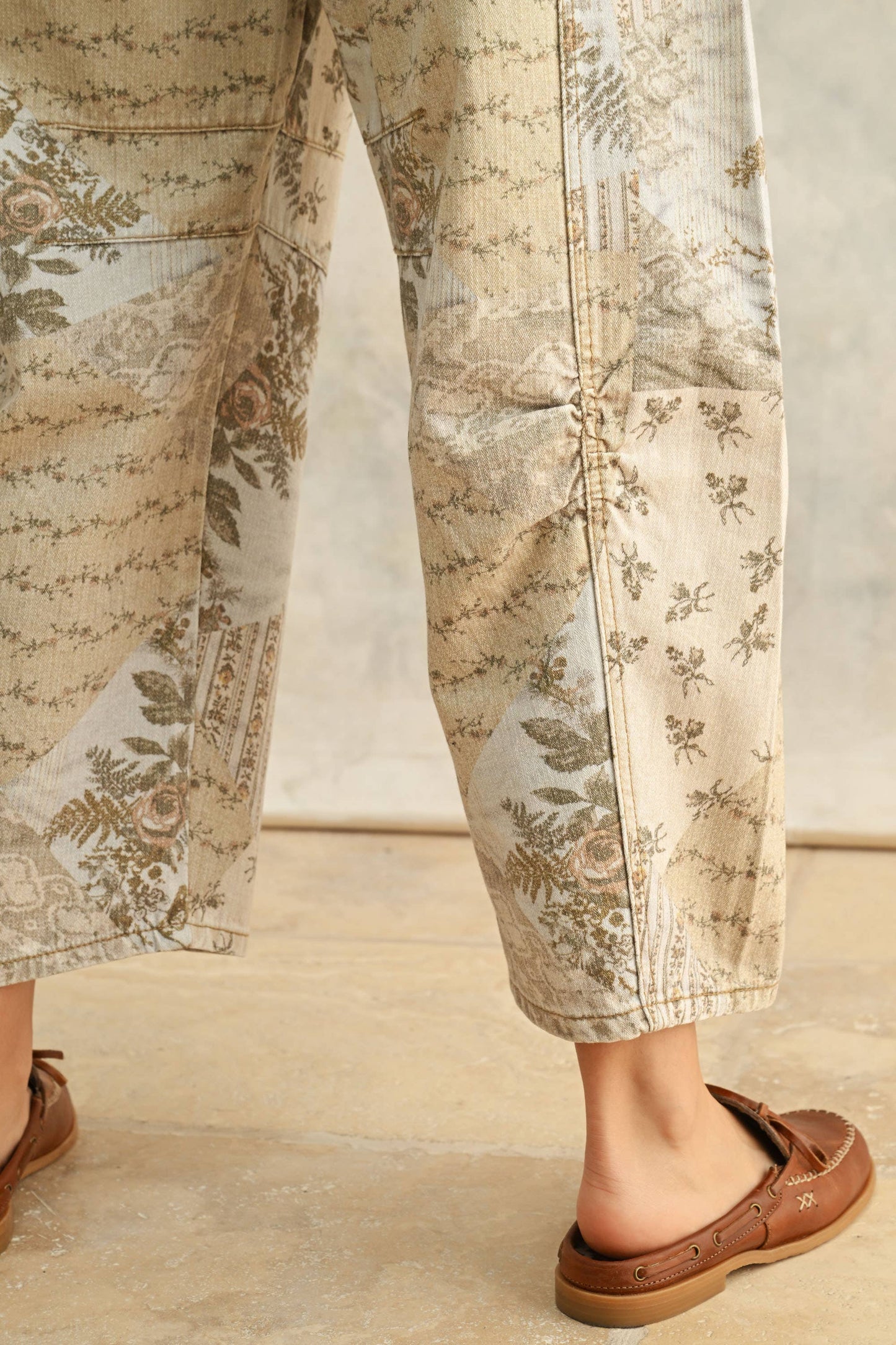 BEIGE FLORAL BARREL PANTS