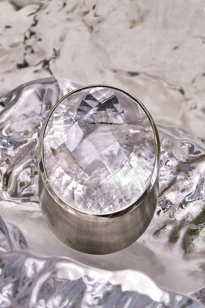 Oval Colossus Ring in Striated Crystal (Silver)