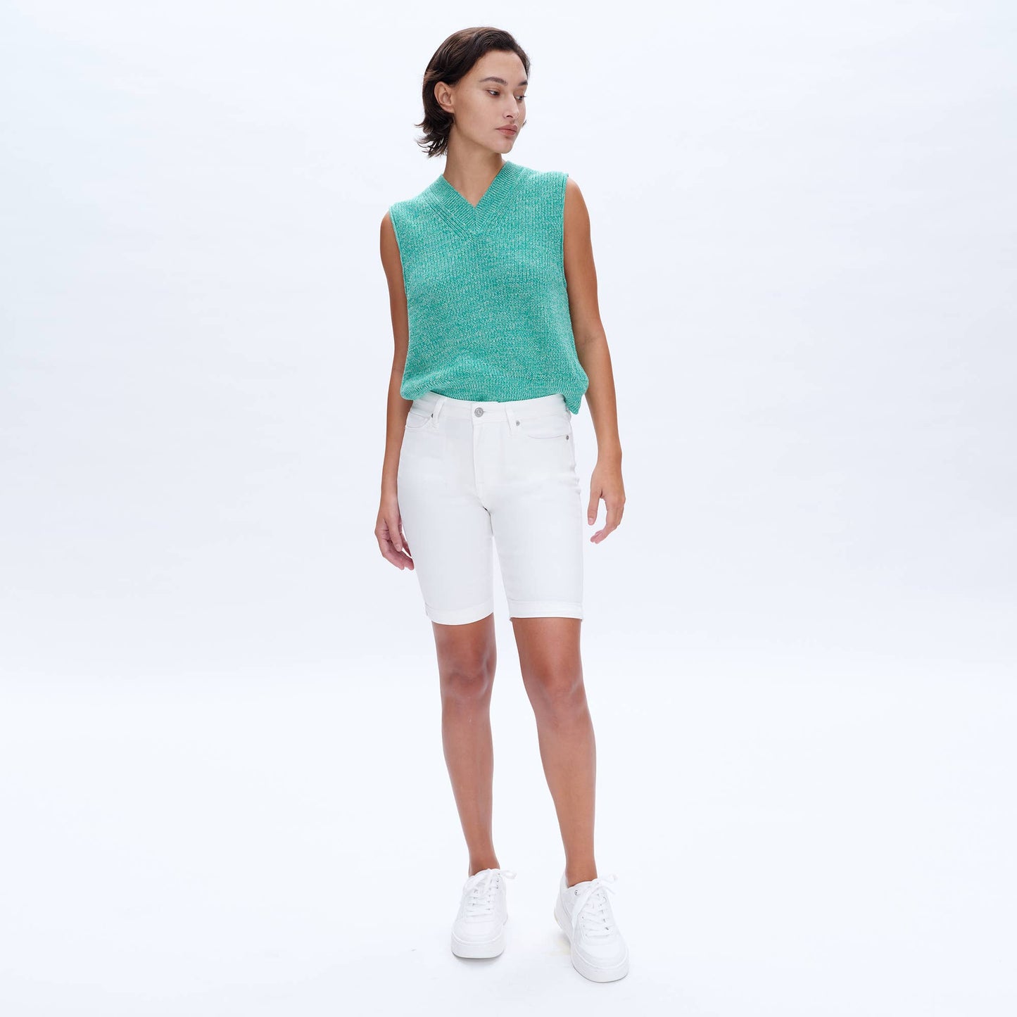 WHITE MID RISE TWILL SHORTS WITH FINISHED HEM