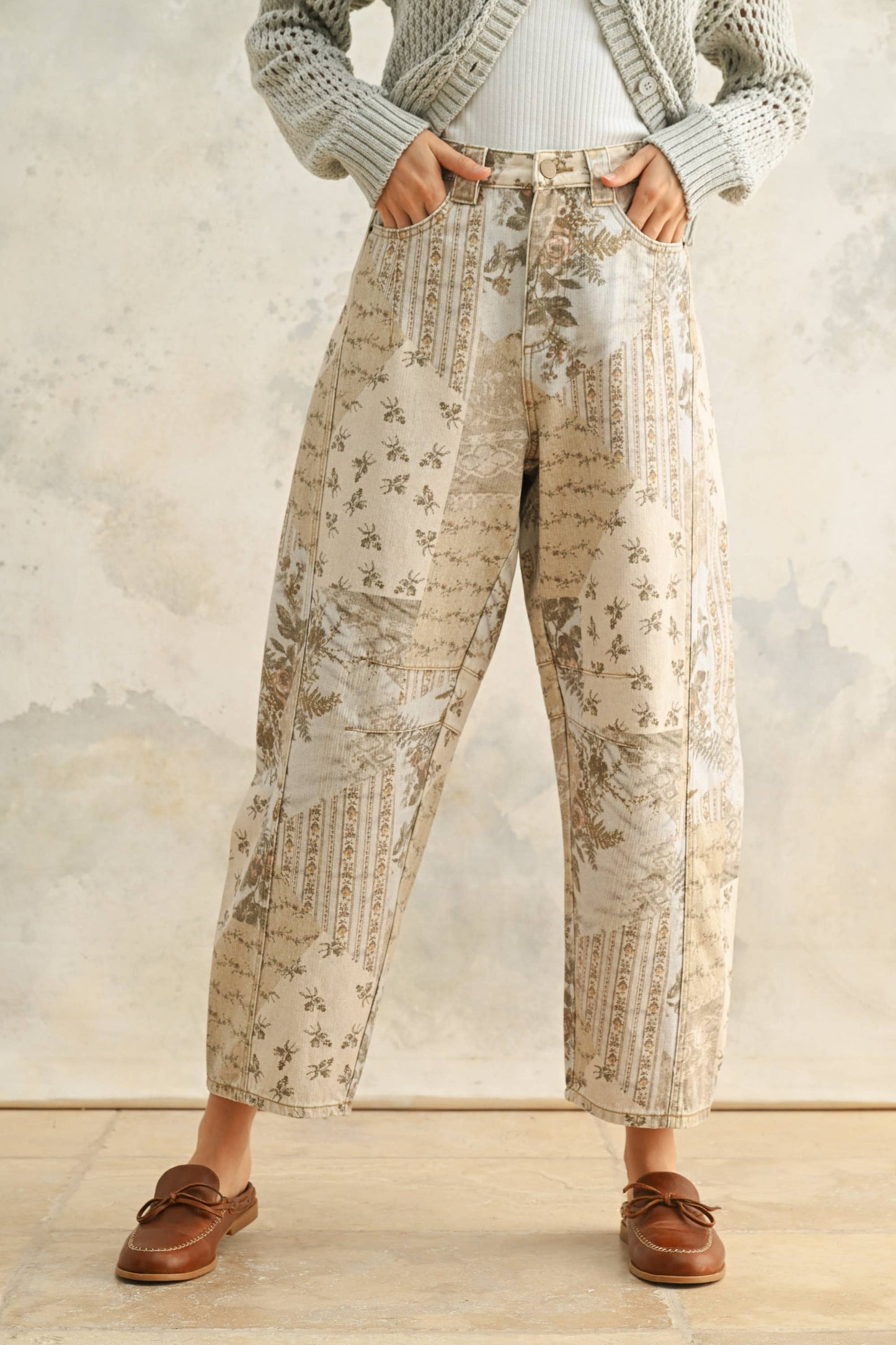 BEIGE FLORAL BARREL PANTS