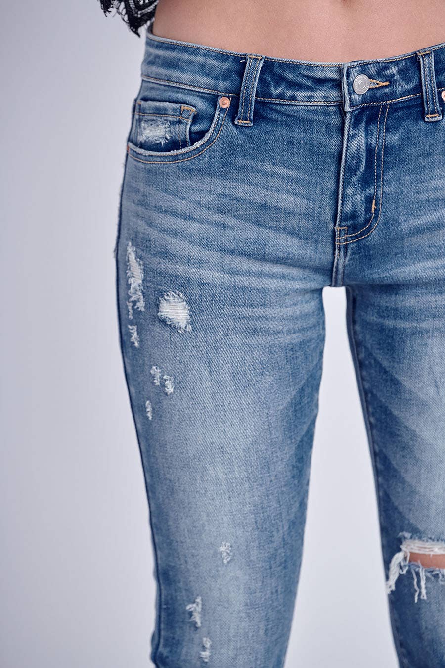 MID RISE STRETCH SKINNY STRAIGHT WITH FRAYED HEM JEANS