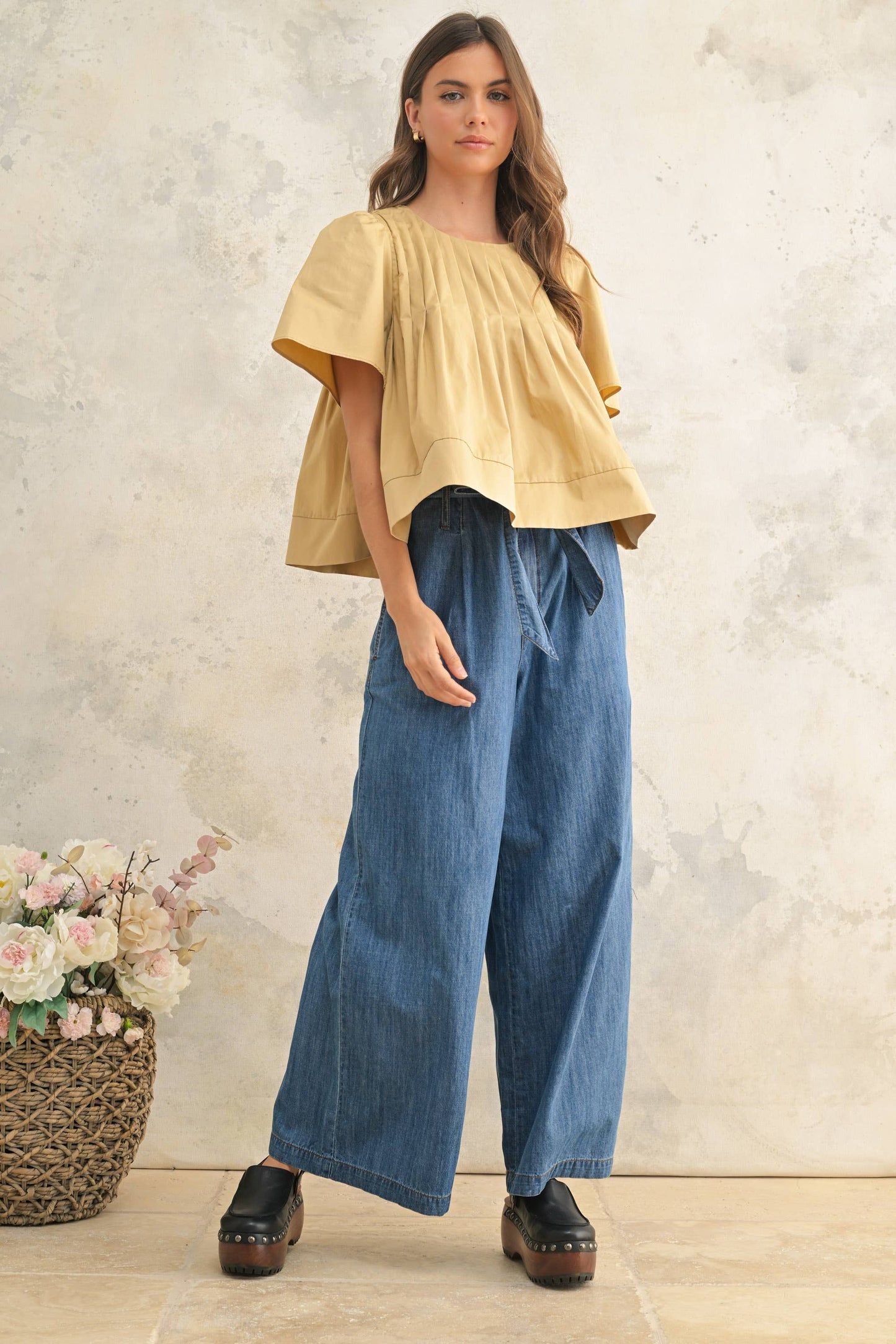 PLEATED DETAIL SHORT SLEEVE BLOUSE