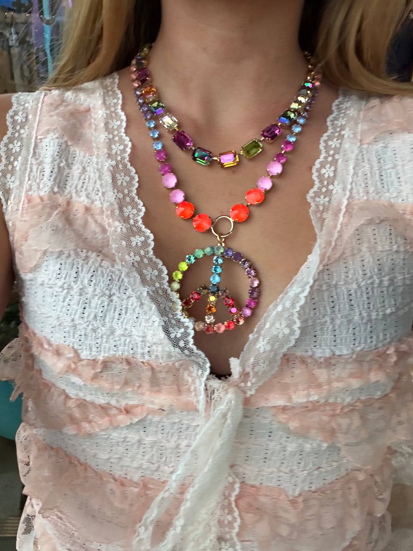 PEACE POP NECKLACE CANDY CRUSH