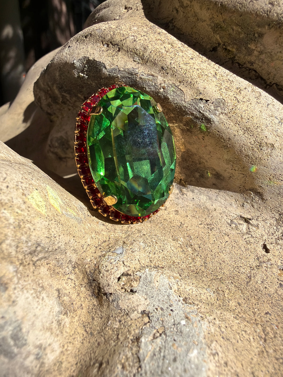 WETSTONE: Peridot w Red Trim on Gold Liz Taylor Ring