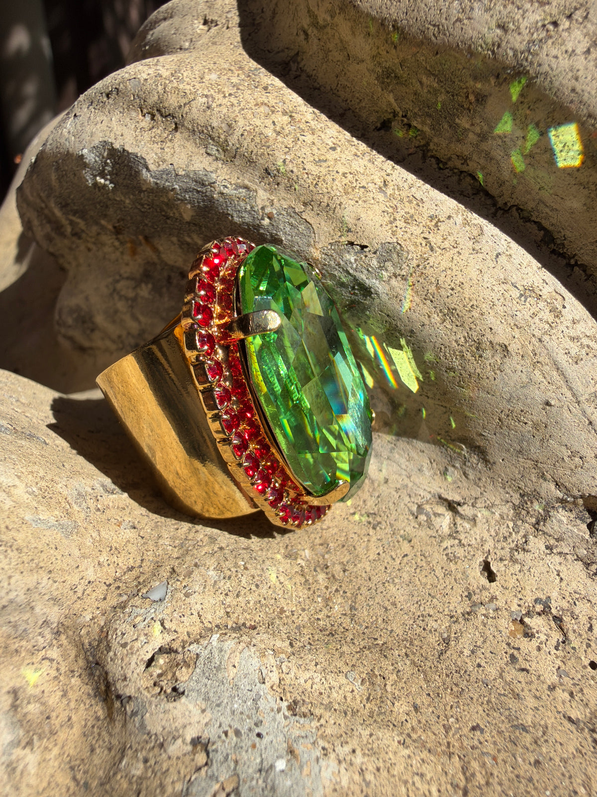 WETSTONE: Peridot w Red Trim on Gold Liz Taylor Ring