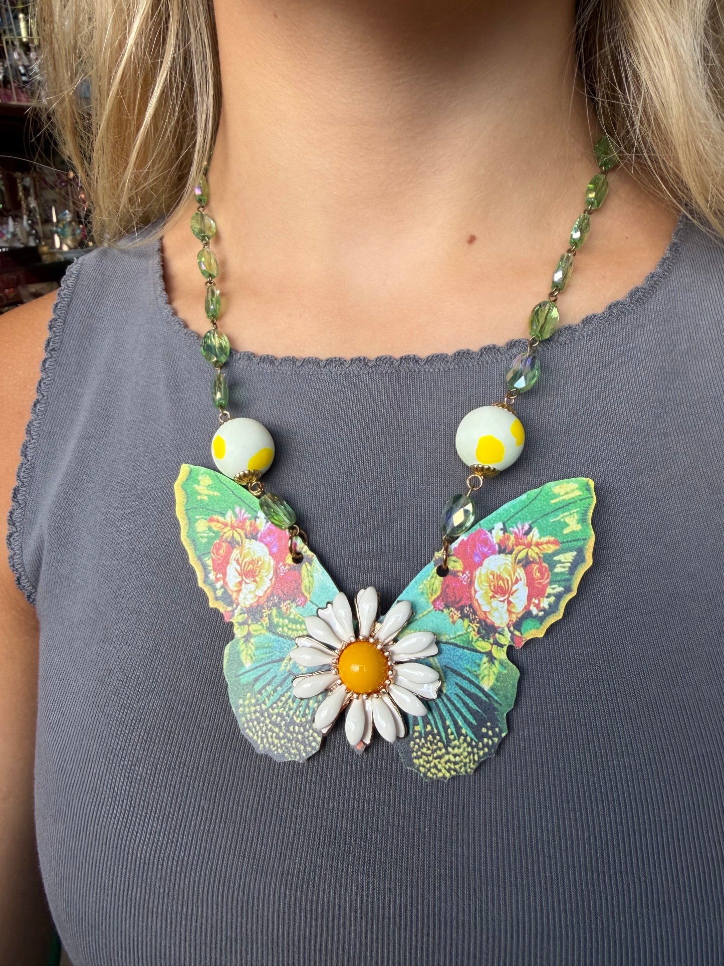 GREEN BUTTERFLY DAISY NECKLACE