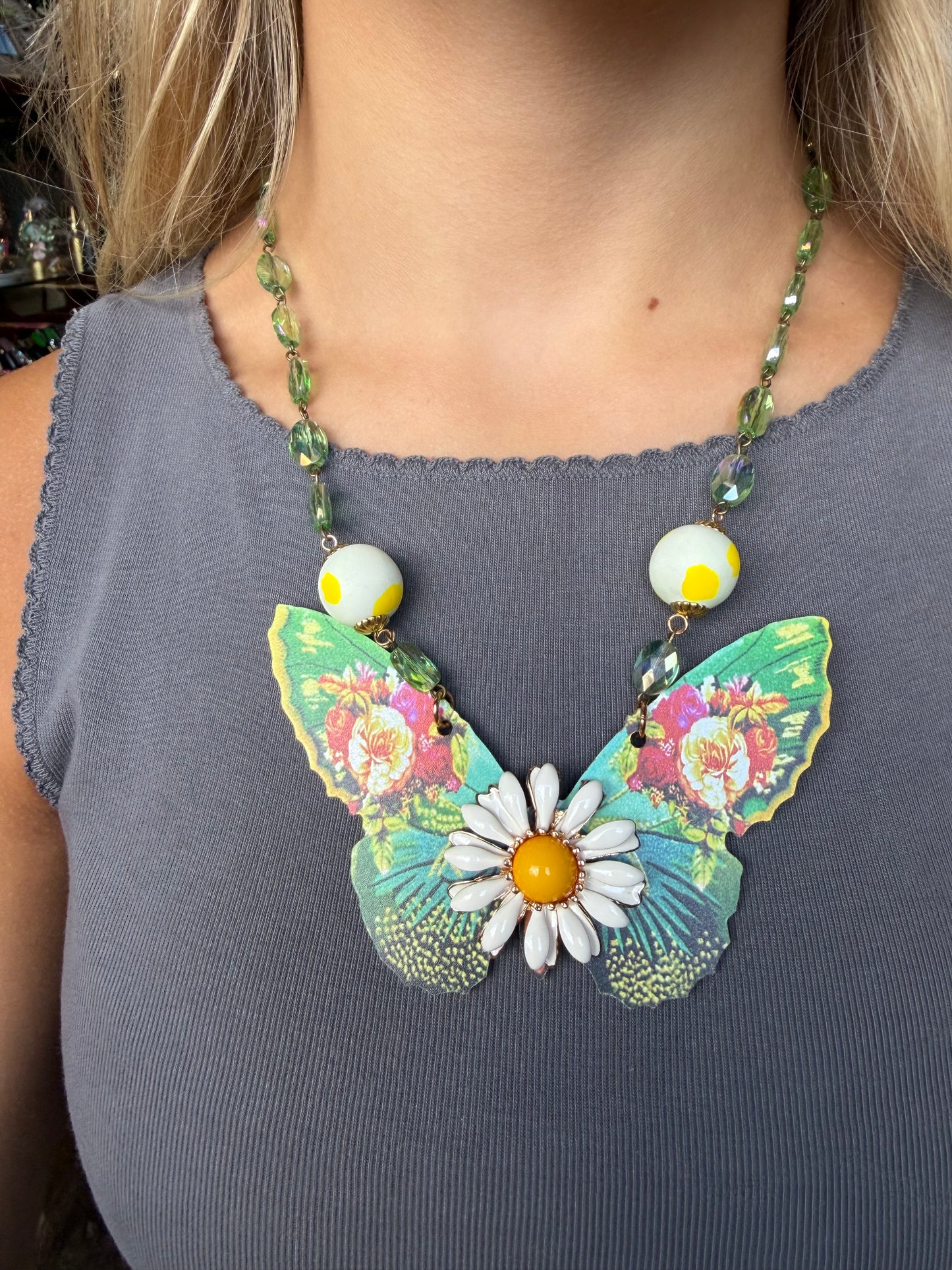 GREEN BUTTERFLY DAISY NECKLACE