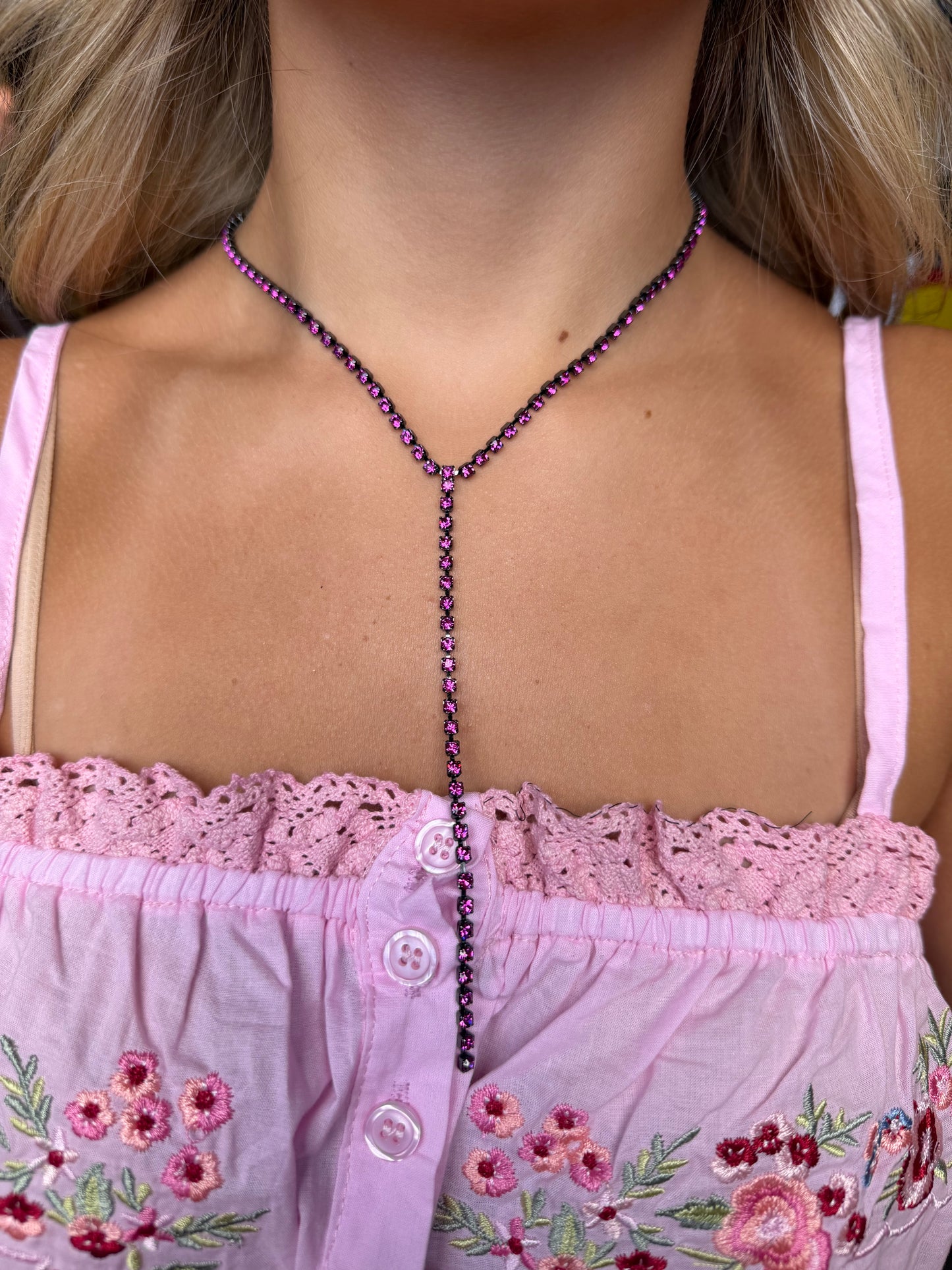 KASSANDRA NECKLACE IN GUNMETAL FUSCHIA