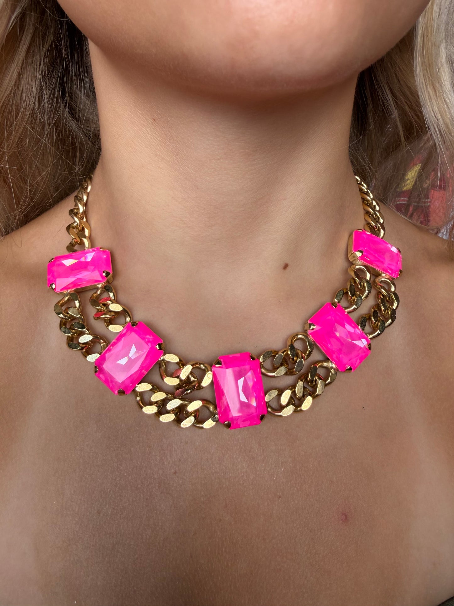 SABRINA NECKLACE IN HOT PINK