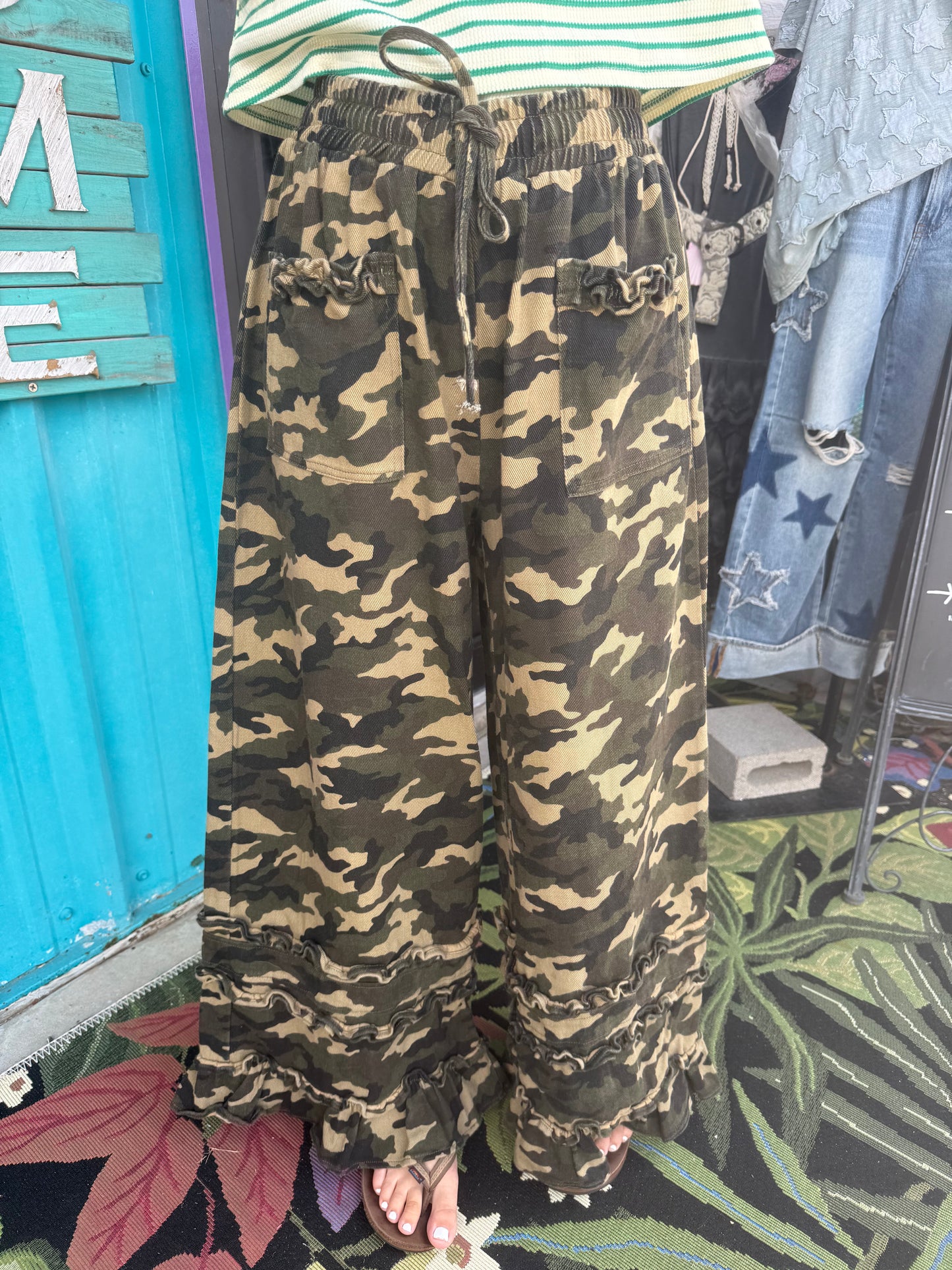 CAMOUFLAGE PRINTED TWILL RUFFLED DETAIL WIDE PANTS