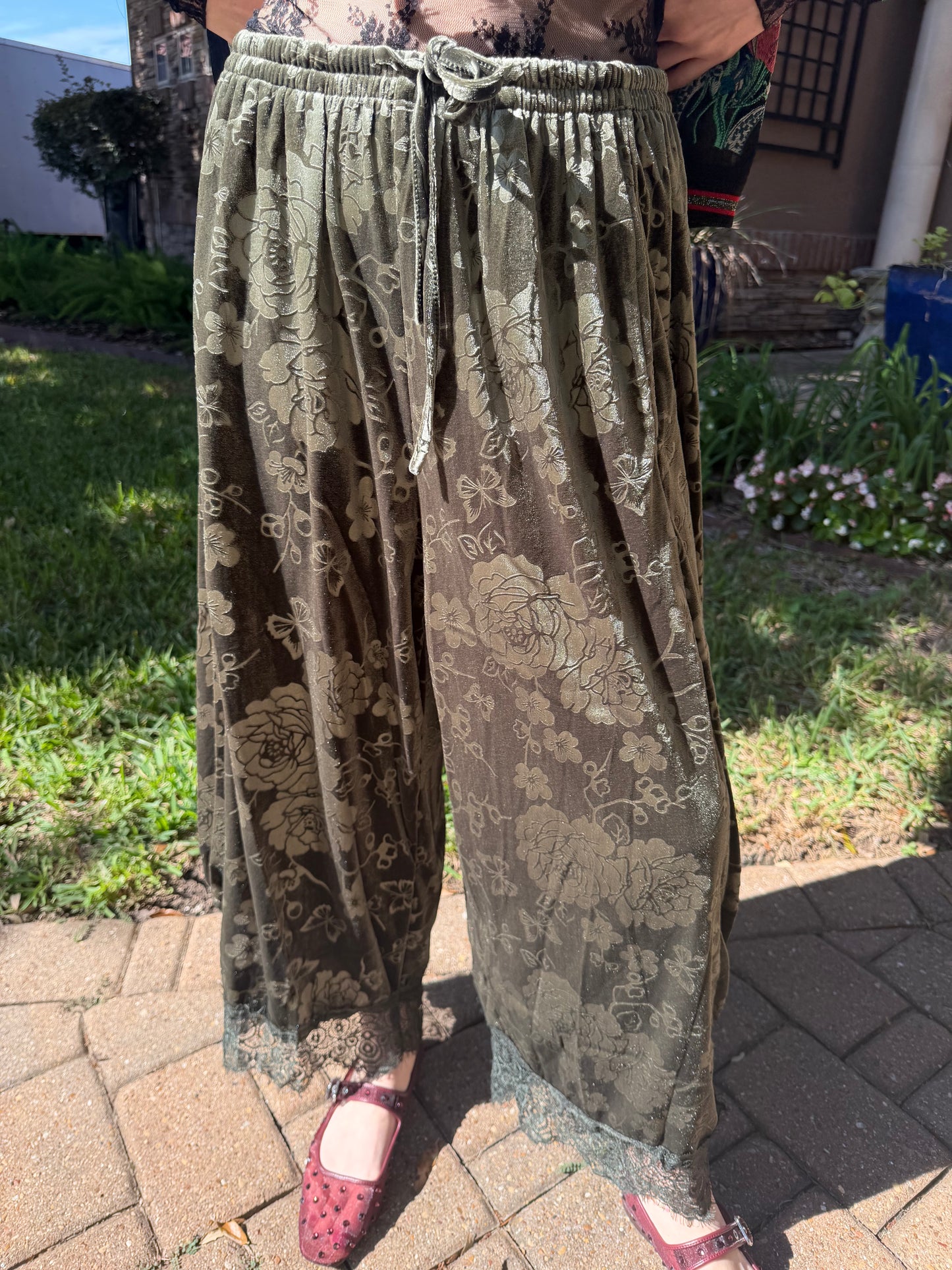 FLORAL EMBOSSED VELVET WIDE BALLOON LEG PANTS