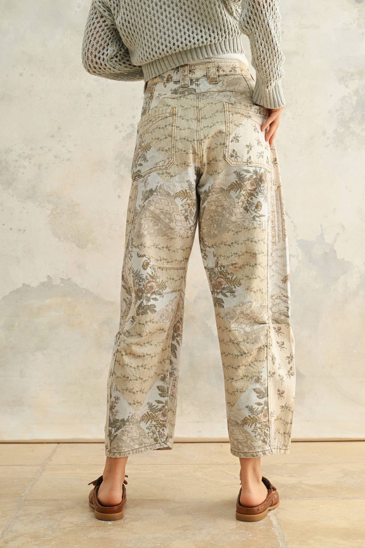 BEIGE FLORAL BARREL PANTS