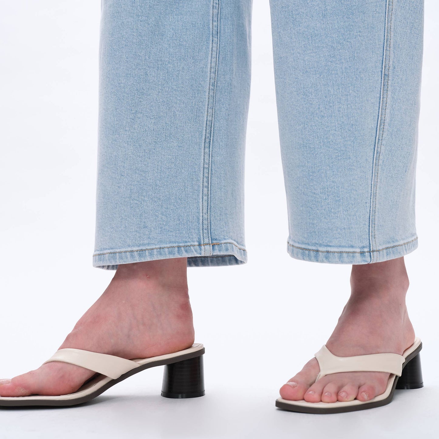 MID RISE TAILORED BARREL JEANS WITH FINISHED HEM