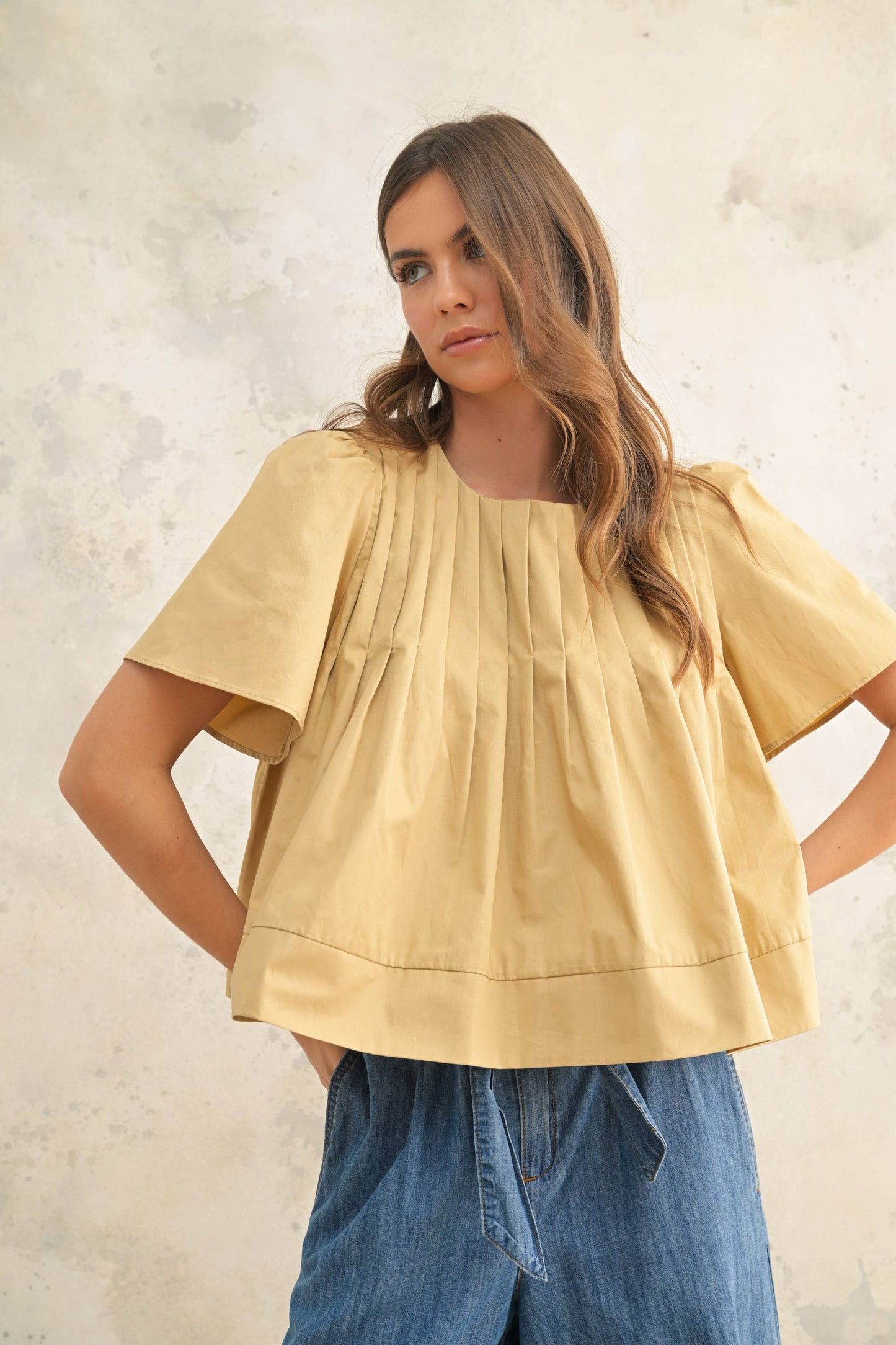 PLEATED DETAIL SHORT SLEEVE BLOUSE