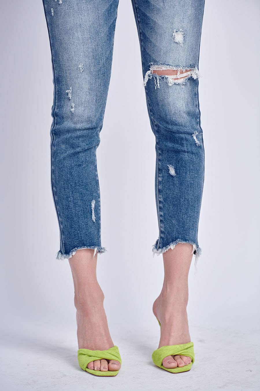 MID RISE STRETCH SKINNY STRAIGHT WITH FRAYED HEM JEANS